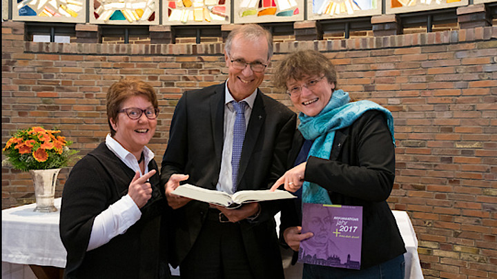 Brandneu: Pastorin Angelika Doege-Baden-Rühmann, Propst Stefan Block und Pastorin Simone Bremer (v.-l) mit der Lutherbibel 2017 und der neuen Broschüre.